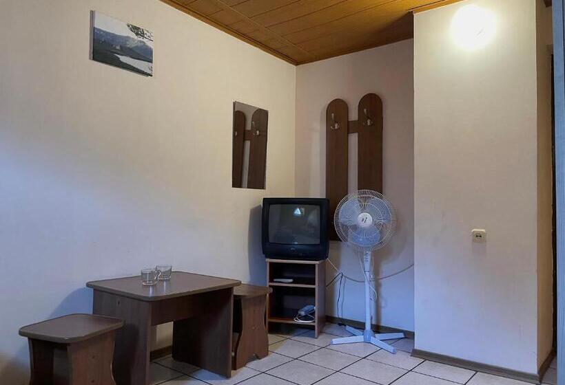 Economy Triple Room, Gloria Standard