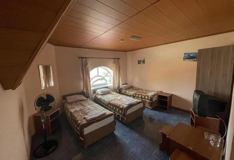 Economy Triple Room, Gloria Standard