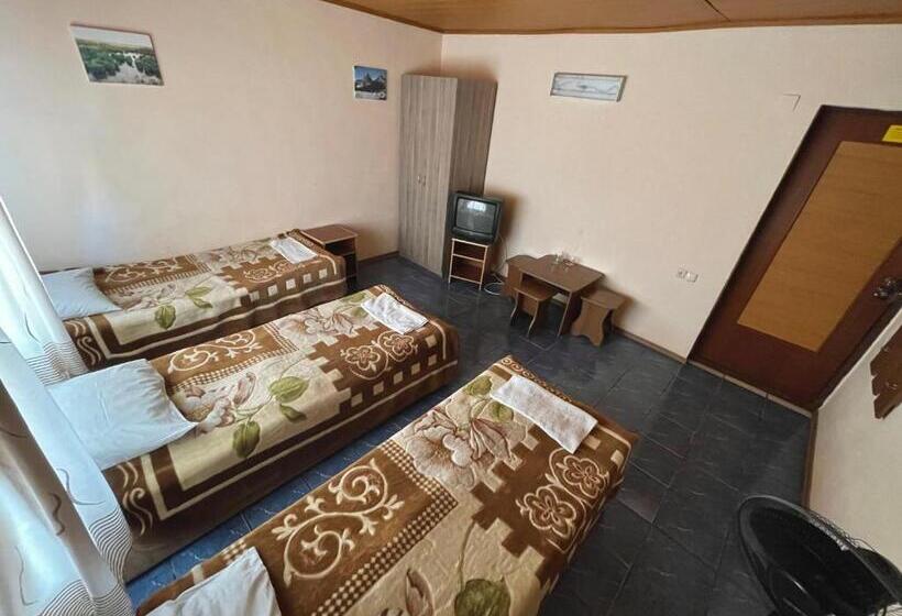 Economy Triple Room, Gloria Standard