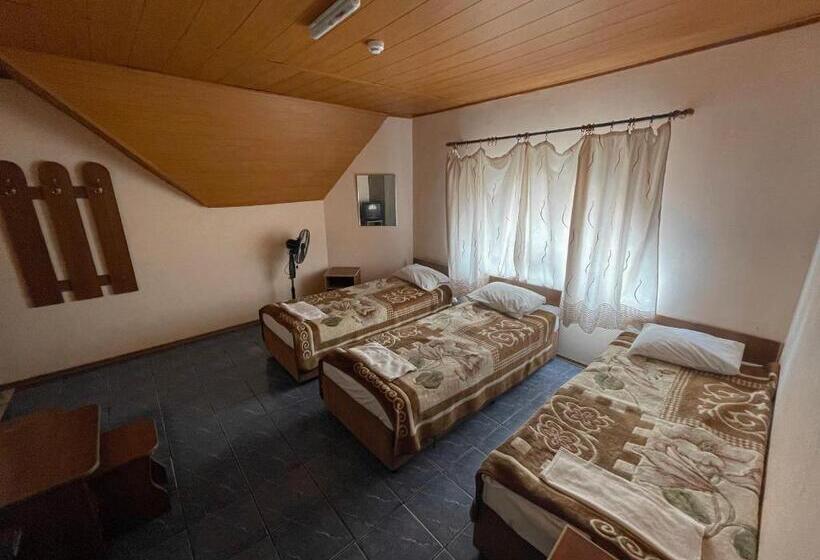 Economy Triple Room, Gloria Standard