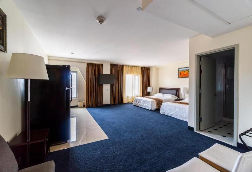 豪华工作室, John