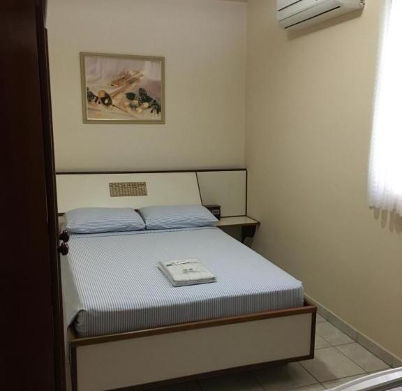 חדר סטנדרט יחיד, Podium