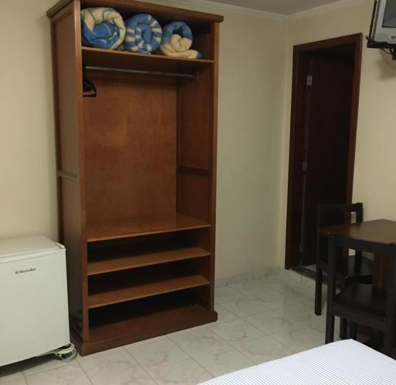 חדר סטנדרט לשלושה, Podium