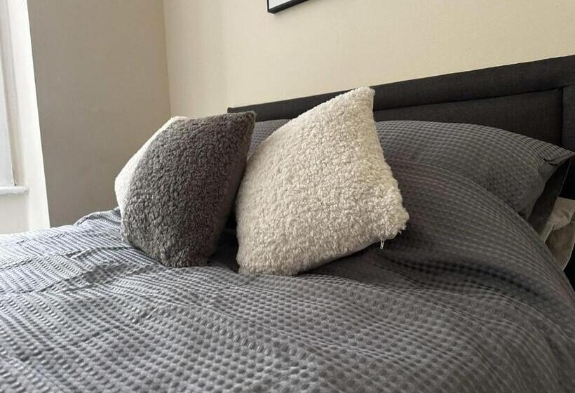 バス共有のスタンダードルーム, Winton House