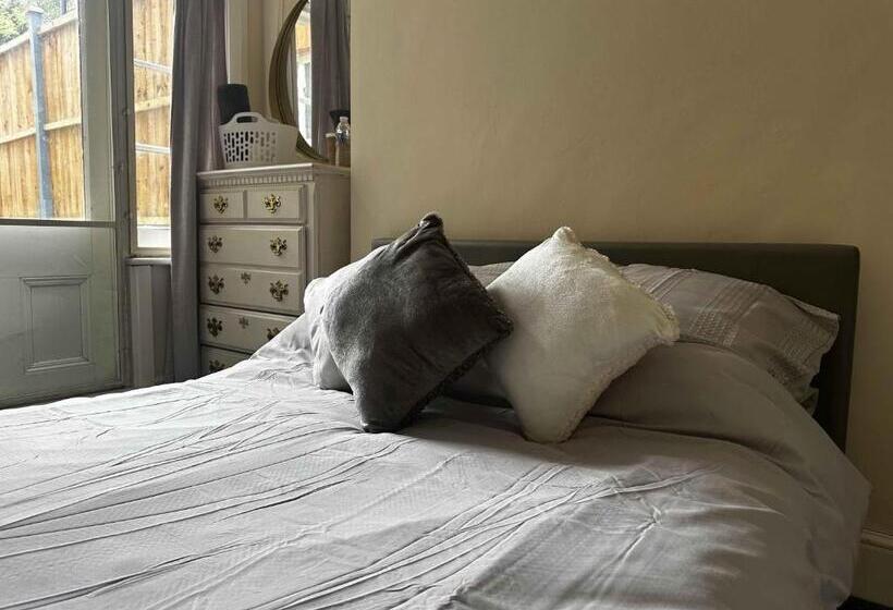 バス共有のスタンダードルーム, Winton House