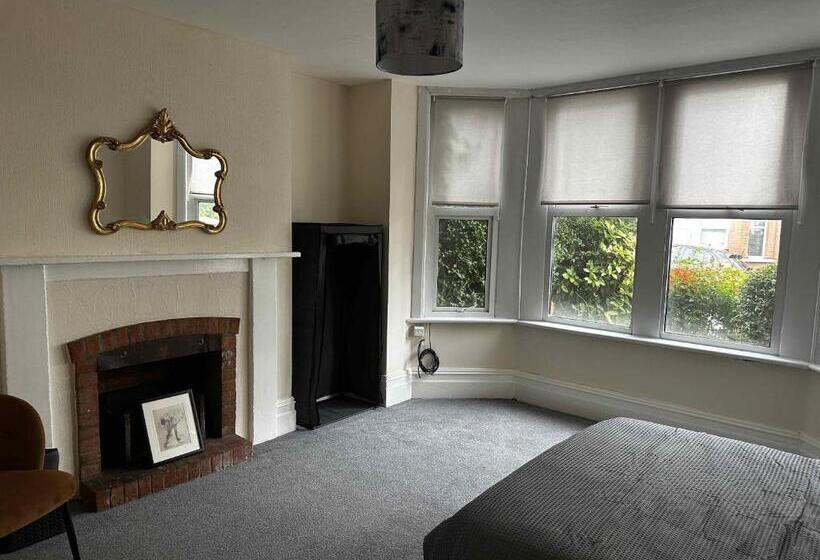 バス共有のスタンダードルーム, Winton House