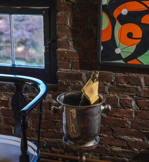 غرفة قياسية رباعية مطلة على الحديقة, Kingston Carriage House