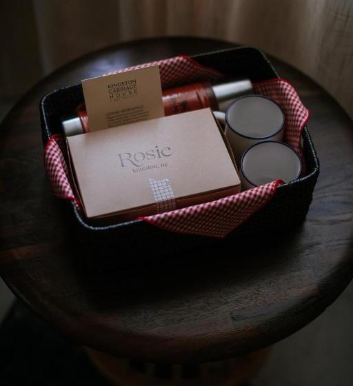 غرفة قياسية ثلاثية, Kingston Carriage House