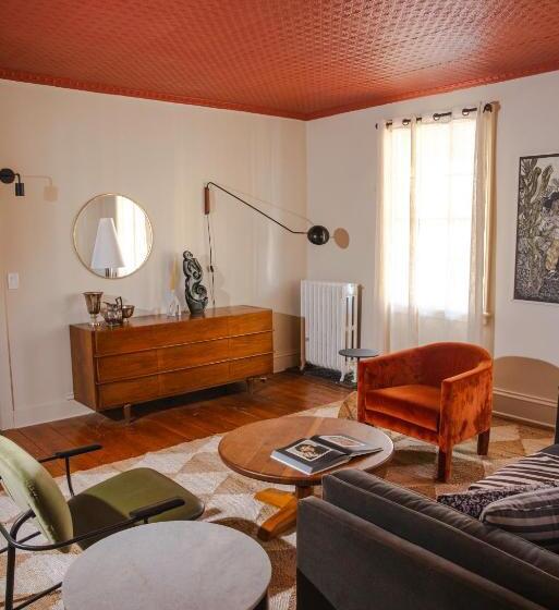 غرفة قياسية ثلاثية, Kingston Carriage House