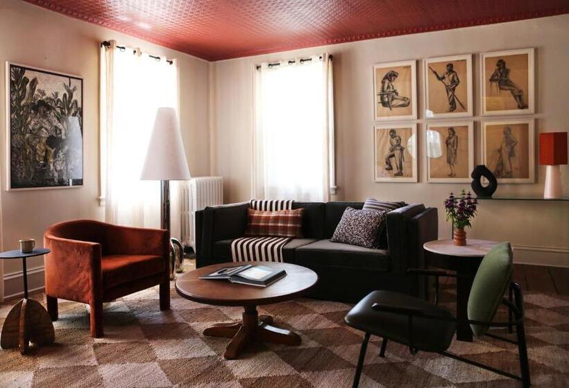 غرفة قياسية ثلاثية, Kingston Carriage House