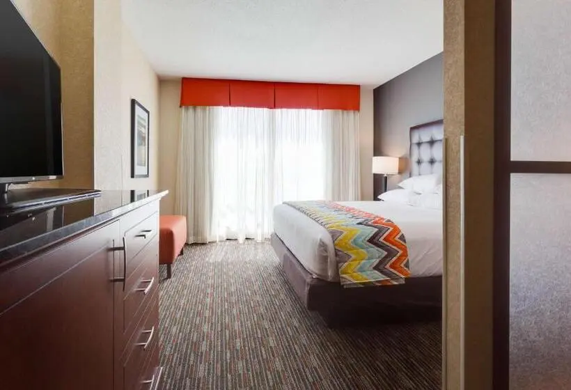 キングサイズベッドのデラックスルーム, Drury Inn & Suites Fort Myers Airport Fgcu