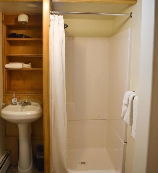 جناح عائلي, Exit Glacier Lodge