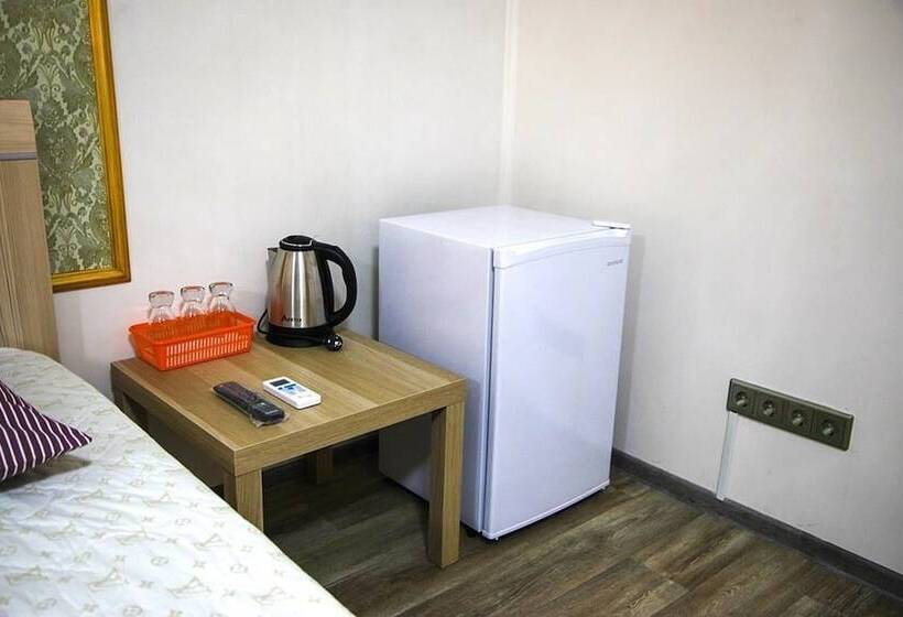 スタンダードトリプルルーム, Mega