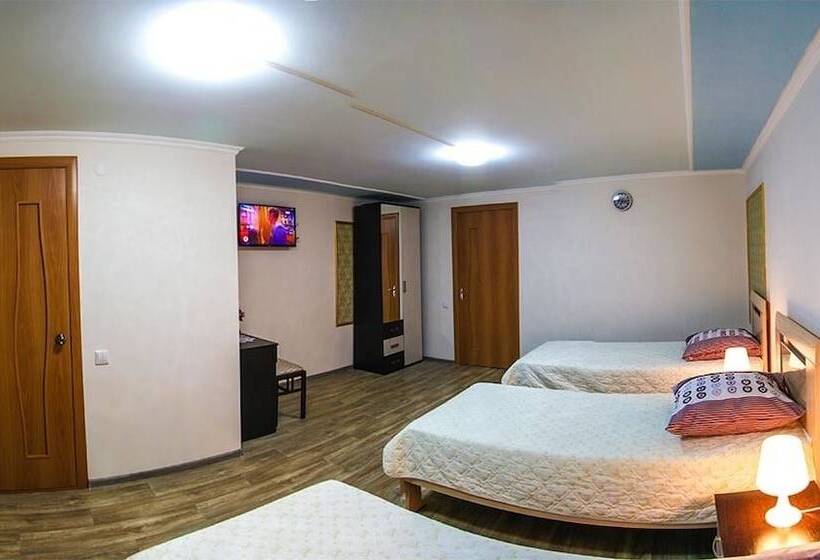 スタンダードトリプルルーム, Mega