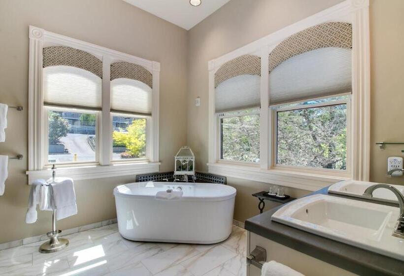 جناح سوبيريور, Winchester Inn