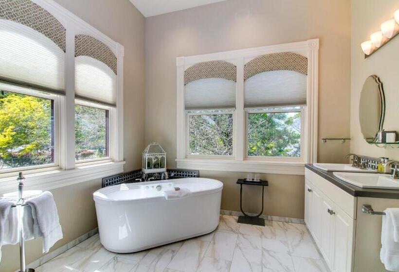 جناح سوبيريور, Winchester Inn