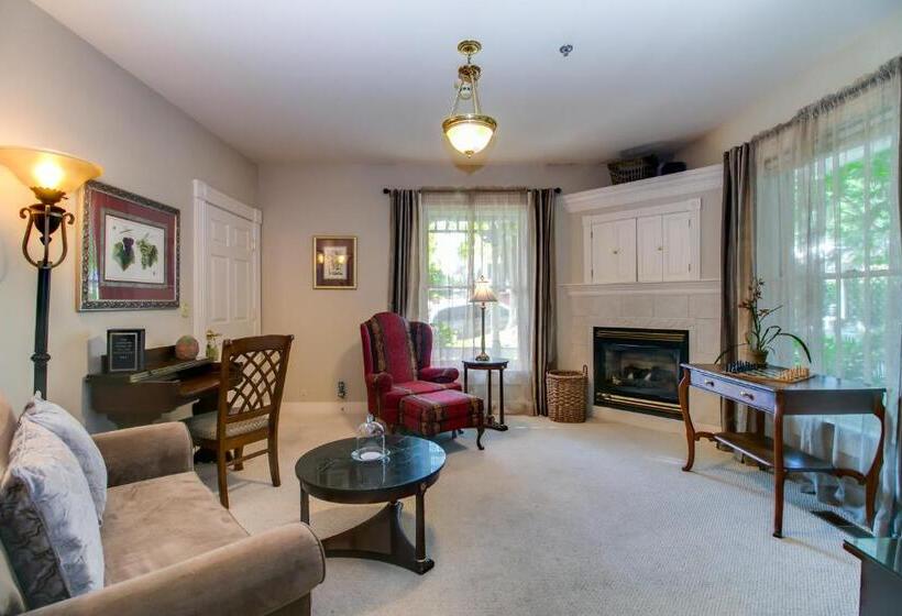 Люкс Deluxe Кровать Кинг, Winchester Inn