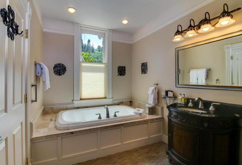 جناح سرير كينج, Winchester Inn