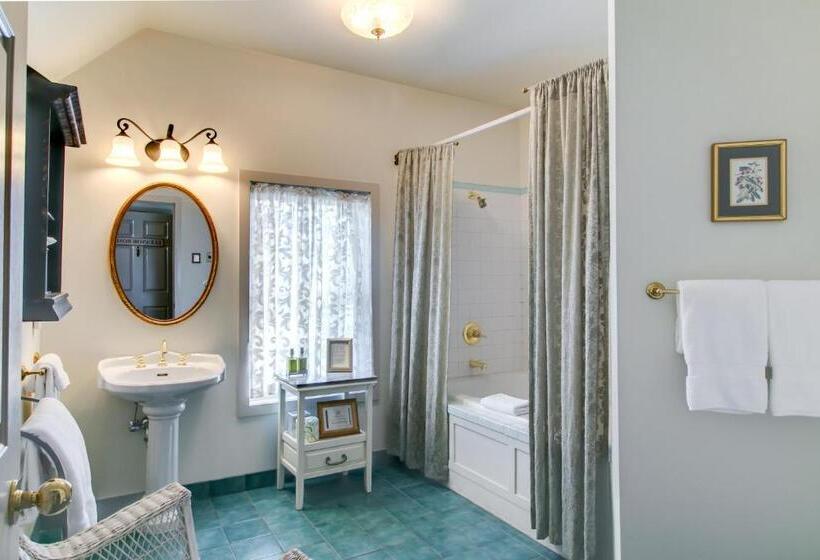 إستوديو ديلوكس, Winchester Inn