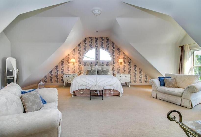 إستوديو ديلوكس, Winchester Inn