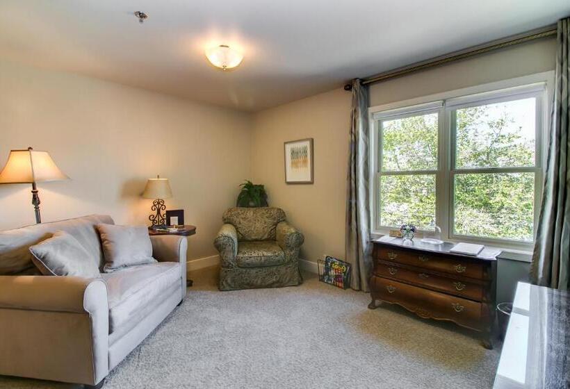 غرفة عائلية, Winchester Inn