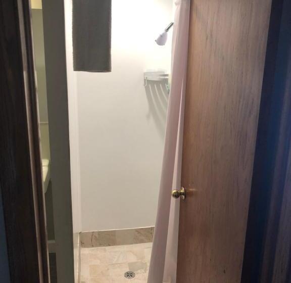 اتاق استاندارد, Parkway Motel