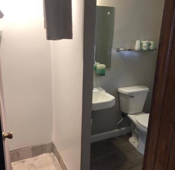 اتاق لوکس, Parkway Motel