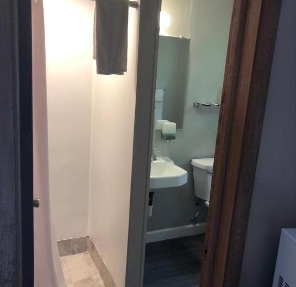 اتاق لوکس, Parkway Motel