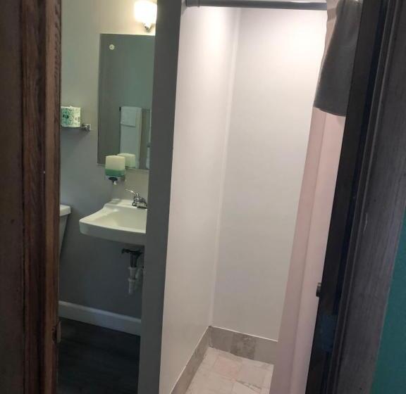 اتاق لوکس, Parkway Motel