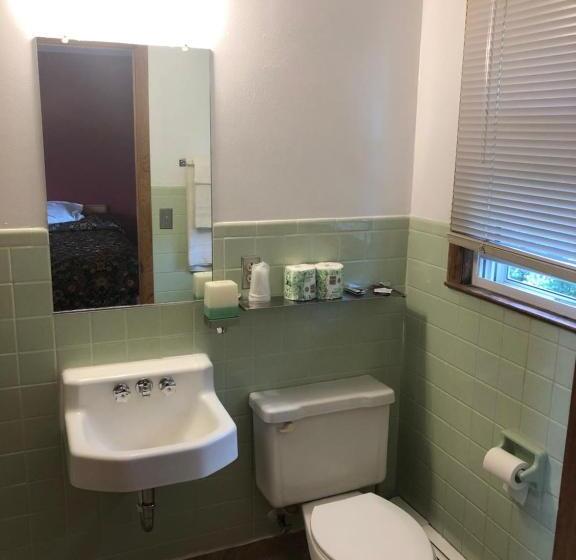 اتاق لوکس, Parkway Motel