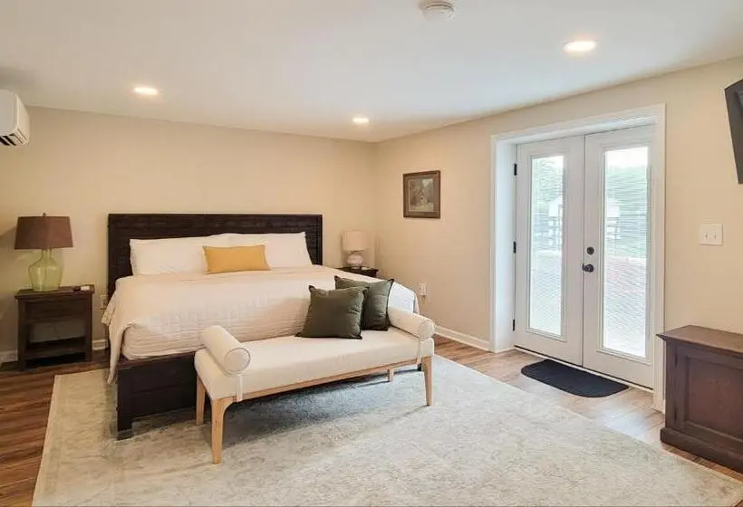 ファミリーステューディオ, Pheasant Field Bed And Breakfast