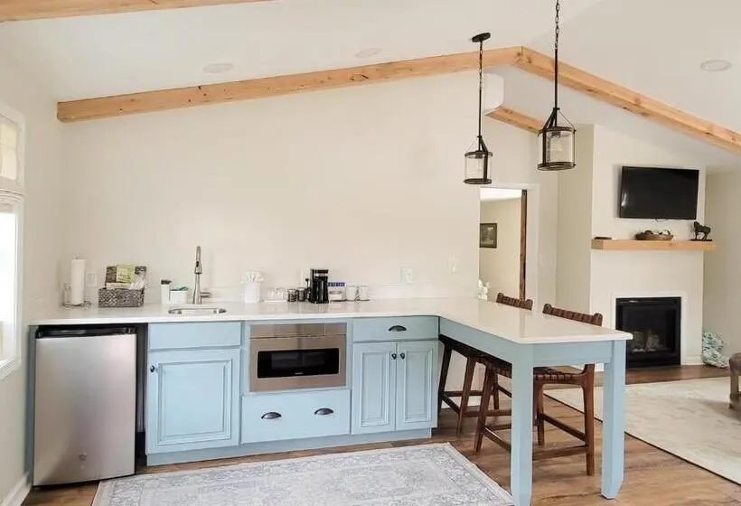 ファミリーステューディオ, Pheasant Field Bed And Breakfast