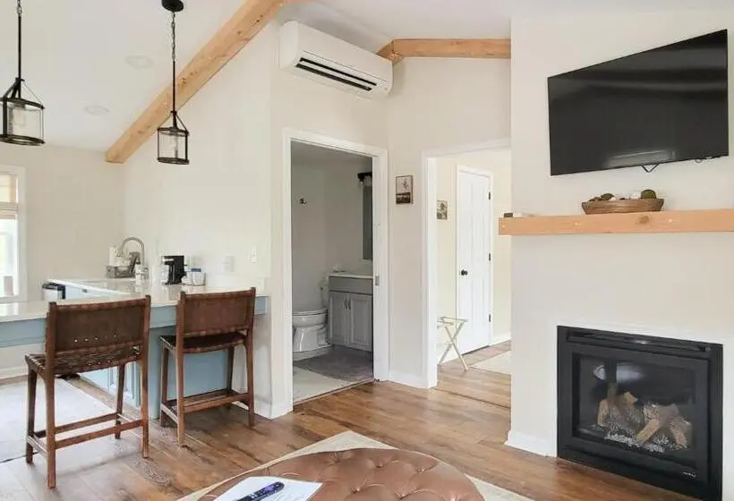 ファミリーステューディオ, Pheasant Field Bed And Breakfast
