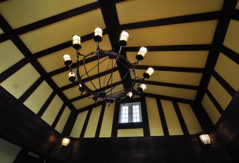 اتاق خانوادگی با چشمانداز دریا, Stuart Villa