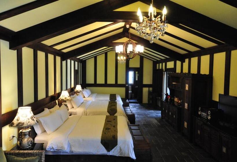 اتاق خانوادگی با چشمانداز دریا, Stuart Villa