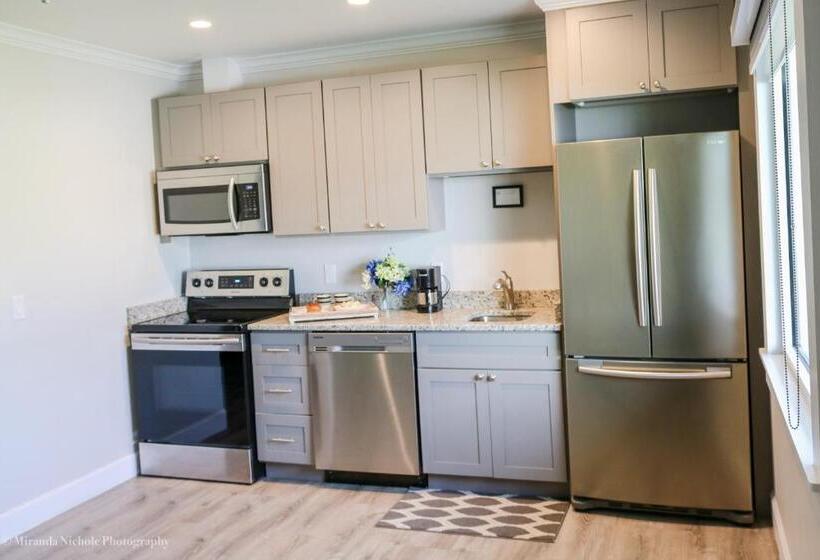 إستوديو قياسى, The Rivers Edge Motel