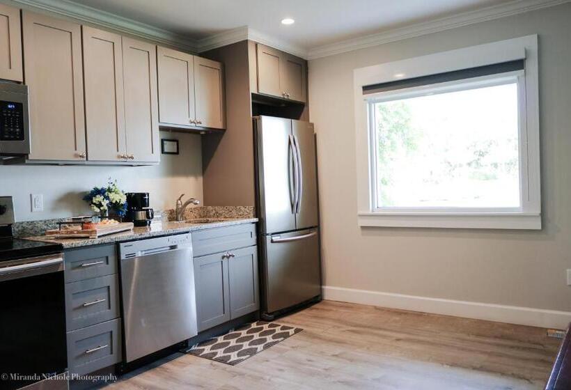 إستوديو قياسى, The Rivers Edge Motel