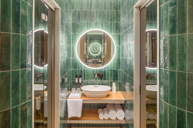 اتاق استاندارد با تخت بزرگ, Kimpton Bem Budapest, An Ihg