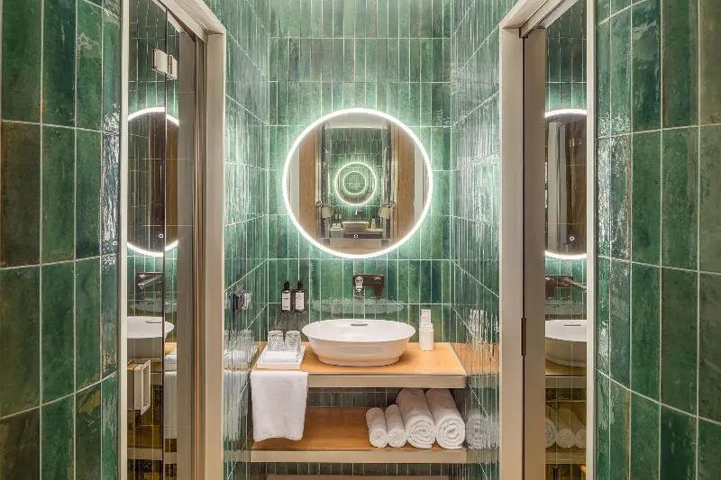 اتاق استاندارد با تخت بزرگ, Kimpton Bem Budapest, An Ihg