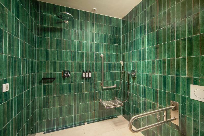 اتاق استاندارد با تخت بزرگ برای معلولان, Kimpton Bem Budapest, An Ihg