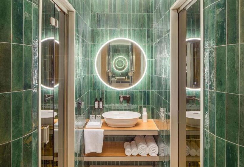 اتاق استاندارد با تخت بزرگ, Kimpton Bem Budapest, An Ihg