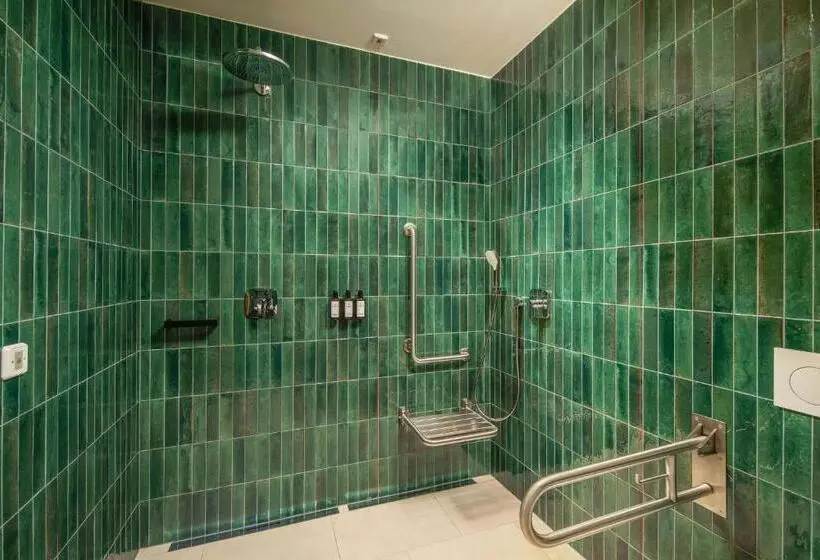 اتاق استاندارد با تخت بزرگ برای معلولان, Kimpton Bem Budapest, An Ihg