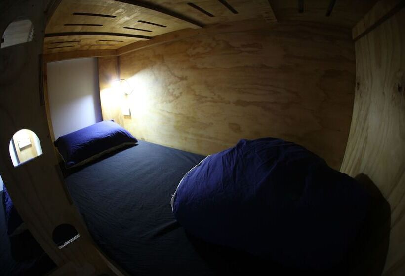 Кровать в Общей Комнате, Adventure Inn Marahau