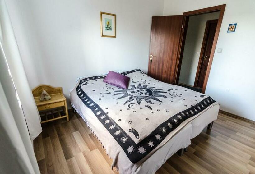 اتاق استاندارد با سرویس بهداشتی مشترک, Dalakot Búdardal