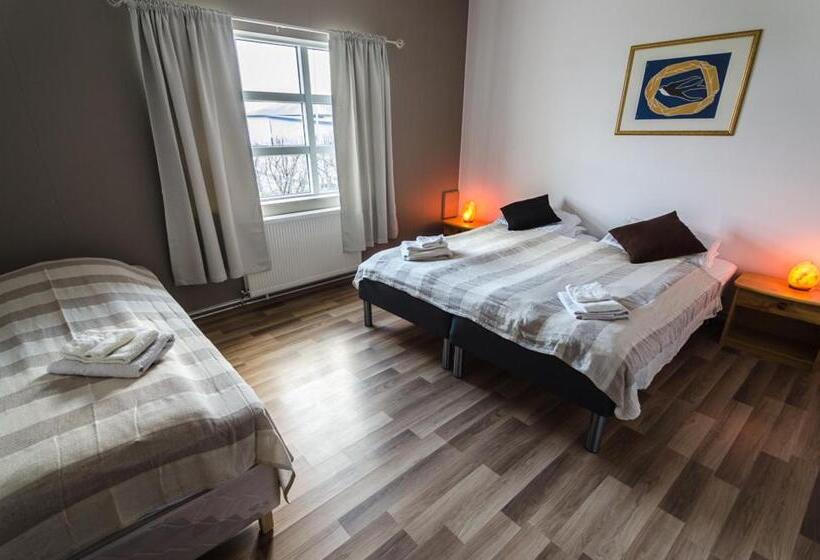 اتاق استاندارد سه تخته با سرویس بهداشتی مشترک, Dalakot Búdardal