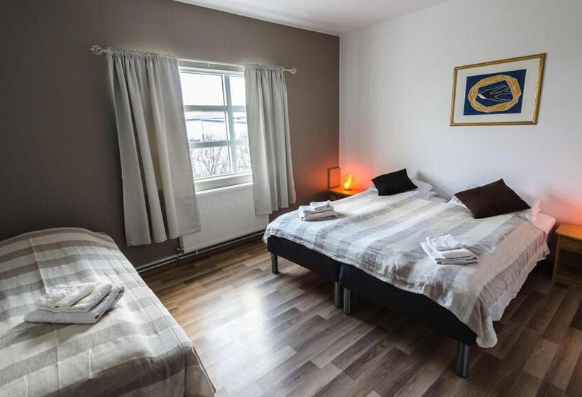 اتاق استاندارد سه تخته با سرویس بهداشتی مشترک, Dalakot Búdardal