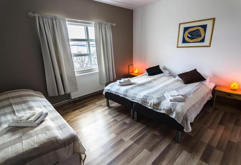 اتاق استاندارد سه تخته با سرویس بهداشتی مشترک, Dalakot Búdardal