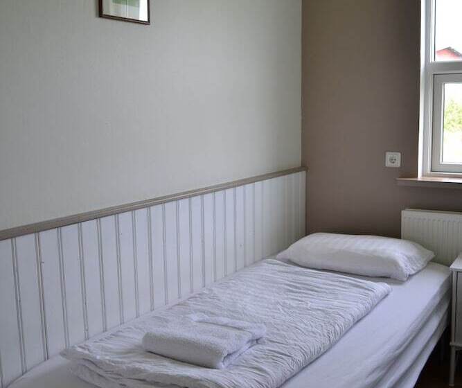 اتاق استاندارد با سرویس بهداشتی مشترک, Dalakot Búdardal