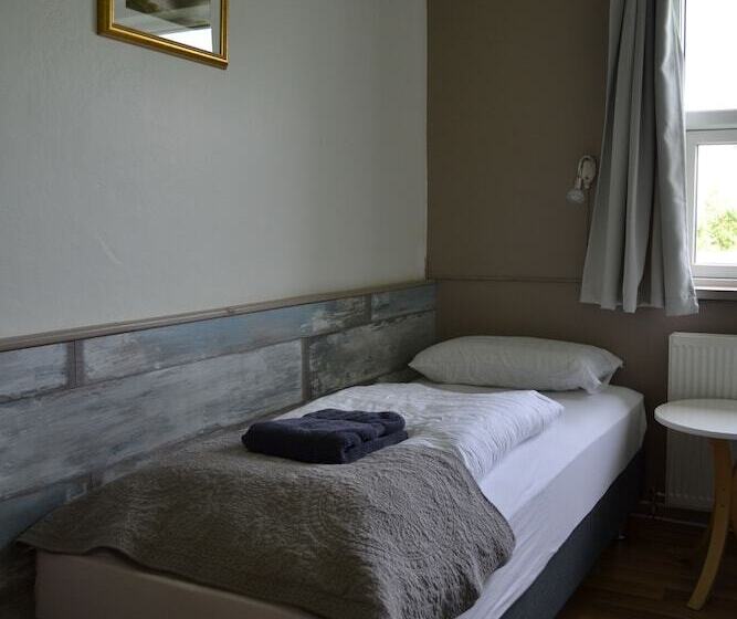 اتاق استاندارد با سرویس بهداشتی مشترک, Dalakot Búdardal