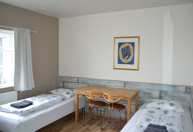 اتاق استاندارد سه تخته با سرویس بهداشتی مشترک, Dalakot Búdardal